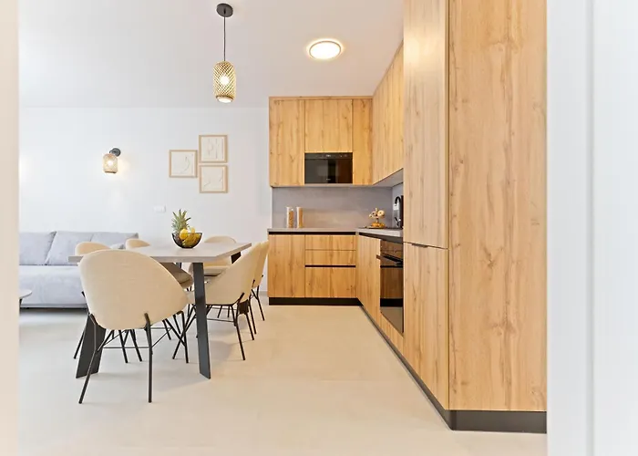 Lush * Τρογκίρ