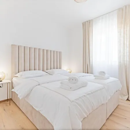 Apartment Lush *